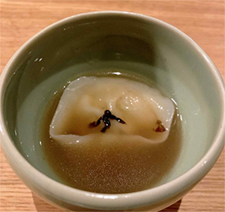 １品目は宮崎県の地鶏をつくねにし自家製の皮で包んで煮込んだ水餃子。