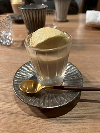 最後のデザートはなんとほうじ茶のブリュレに鳥取県のブランド柿、輝太郎（きたろう）のホイップ